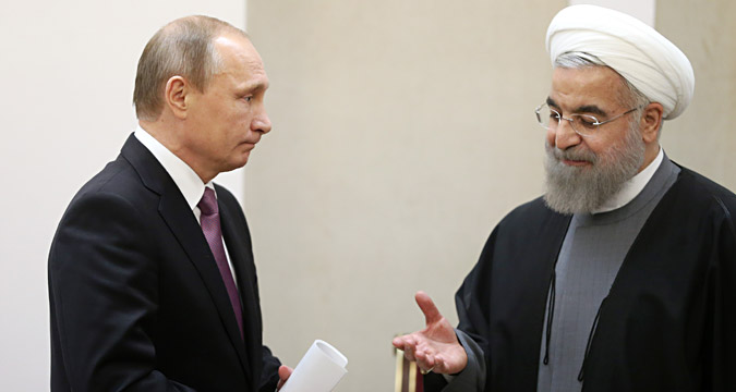 Иранскиот претседател Хасан Рухани, оди да се ракува со рускиот претседател Владимир Путин по потпишувањето на документите во текот на  Форумот на земјите-извознички на гас во Техеран, Иран, понеделник, 23 ноември, 2015.