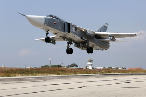 Pesawat Sukhoi Su-24 Rusia lepas landas dari Pangkalan Udara Hmeymim, Suriah.
