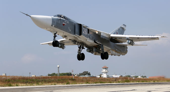 Caças Su-24 estão sendo ativamente empregados em base aérea russa na Síria.
