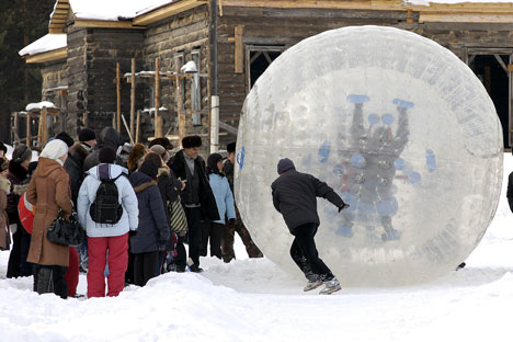 Descer uma ladeira dentro de uma bola transparente é atividade associada ao inverno na Rússia, apesar de poder ser praticada e qualquer estação.
