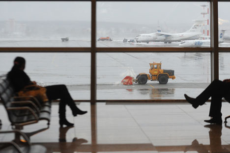 Un passager dans le terminal "A" à l'aéroport international Vnukovo de Moscou.