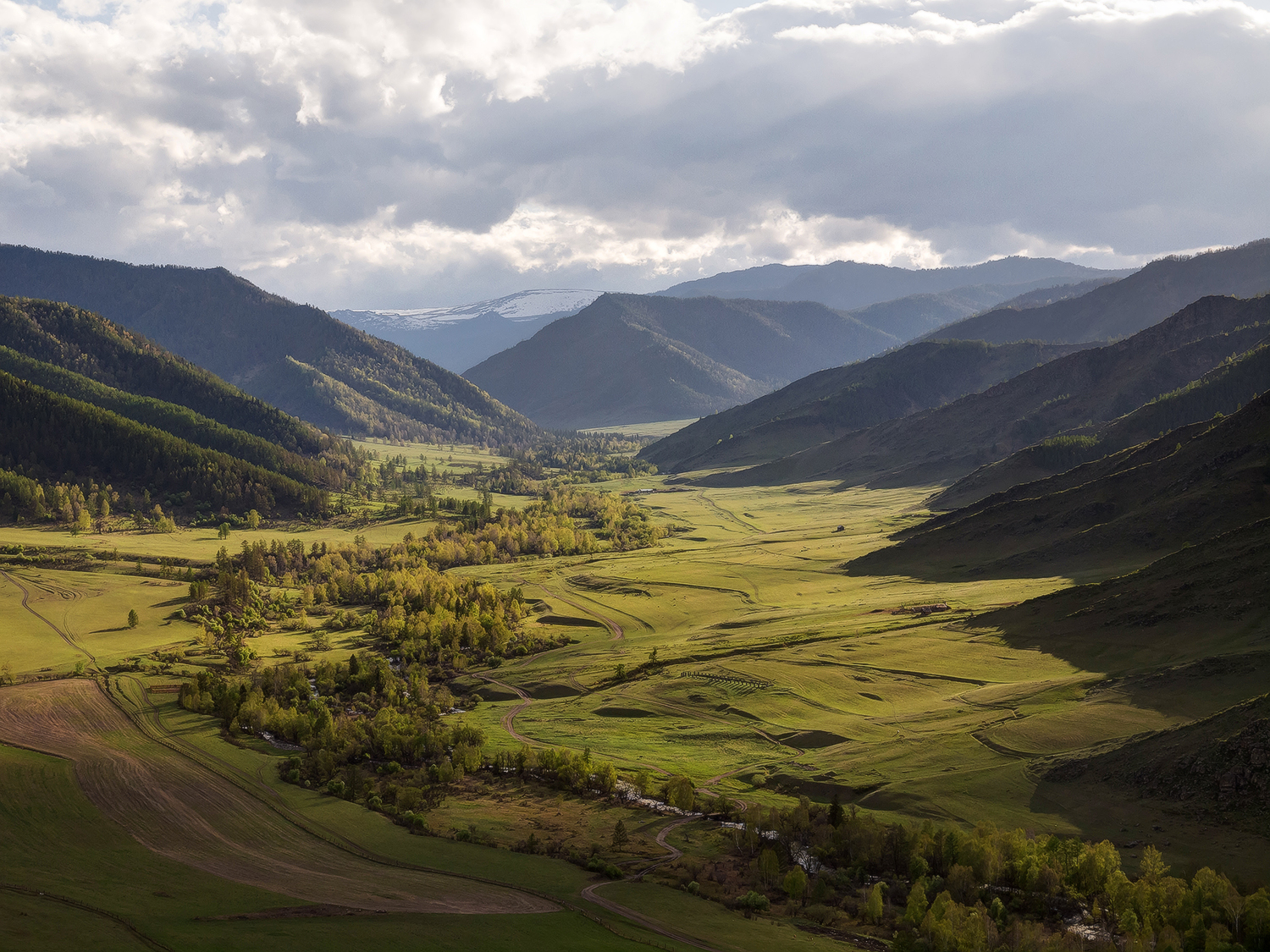 На природните резервати се падат 20% от територията на Алтайската република, а тук се намират и 126 природни паметници.