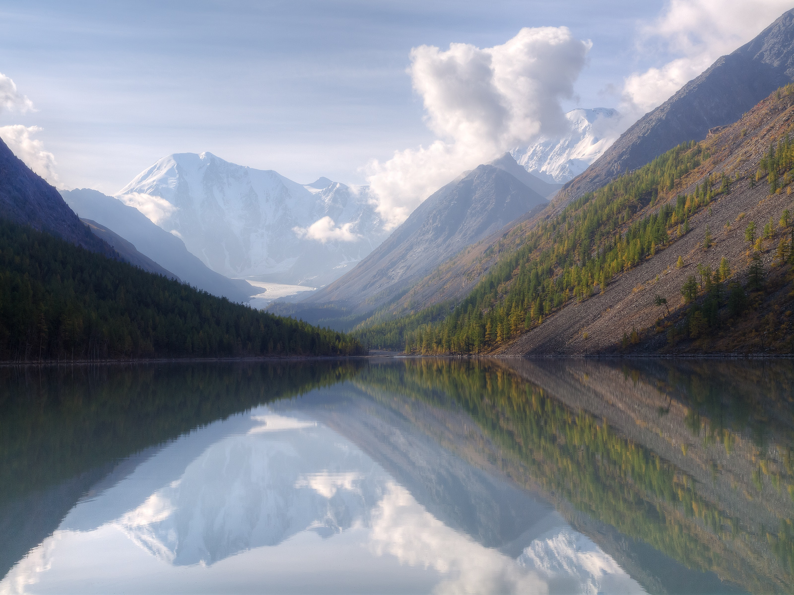 Планинските райони на Алтай (3 134 км от Москва) заедно с езерото Байкал са най-популярните туристически дестинации в Сибир.
