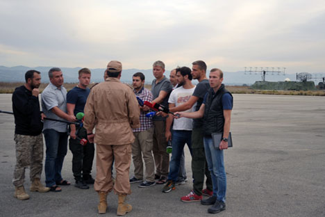 Piloto resgatado conversa com jornalistas ao chegar a base aérea russa na Síria.