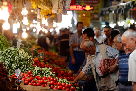 Warga lokal berbelanja dan membeli sayuran di sebuah pasar di Ankara, Turki, 23 Juli 2013.