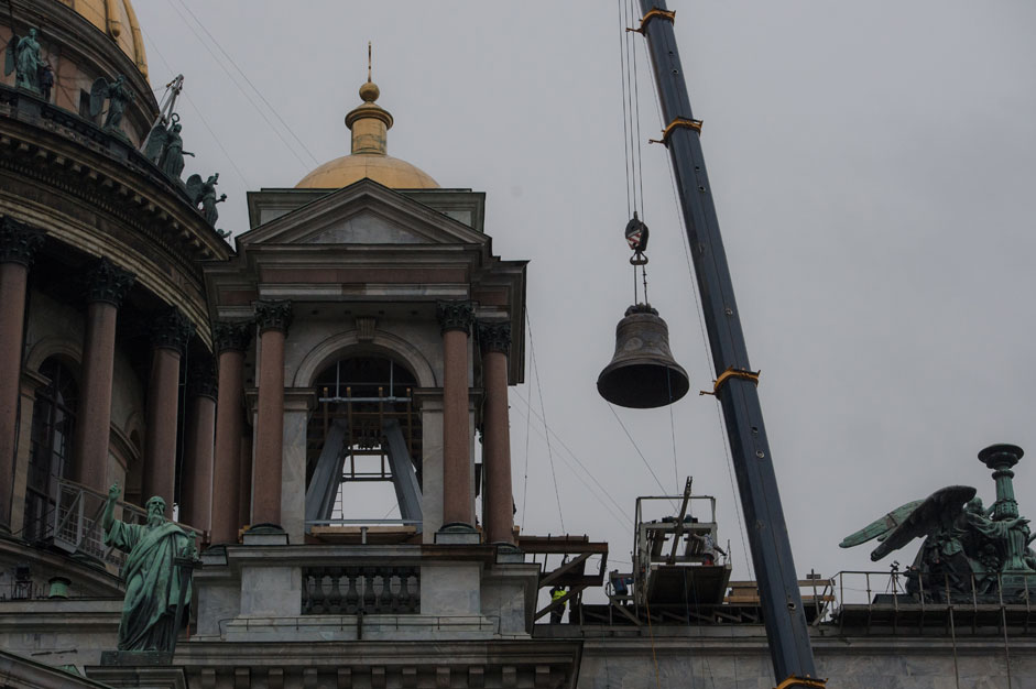 A 17-ton bell lifted on the north-western belfry of St. Isaac's Cathedral in St. Petersburg.