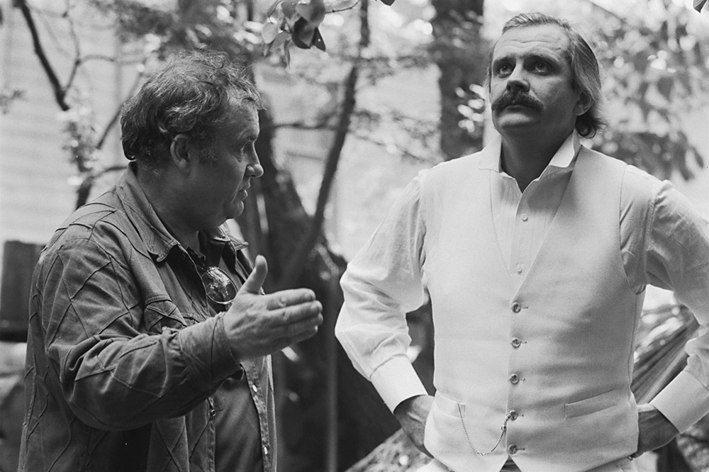 Lesson 10. Under any government and under any circumstances, you can always find the creative strength to entertain people even in the most difficult times, give hope and teach people to listen to their hearts. That's what Ryazanov did best. // Ryazanov & Nikita Mikhalkov on the set of the film 