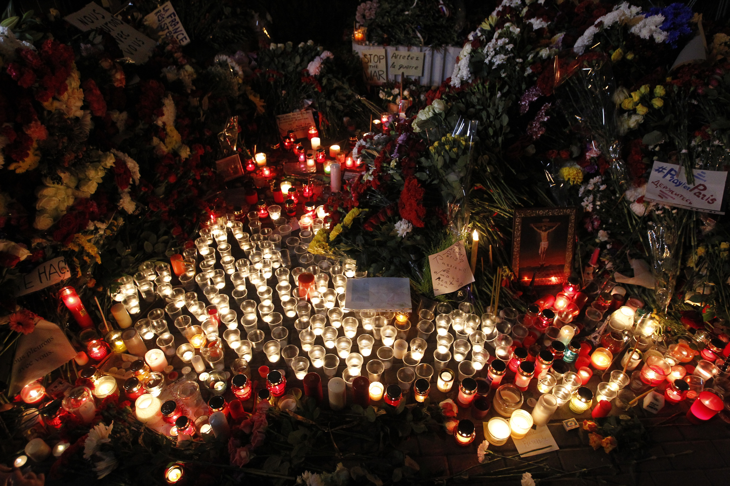 Цветя и свещи пред френското посолство в Москва в памет на жертвите на терористичните атаки в Париж.