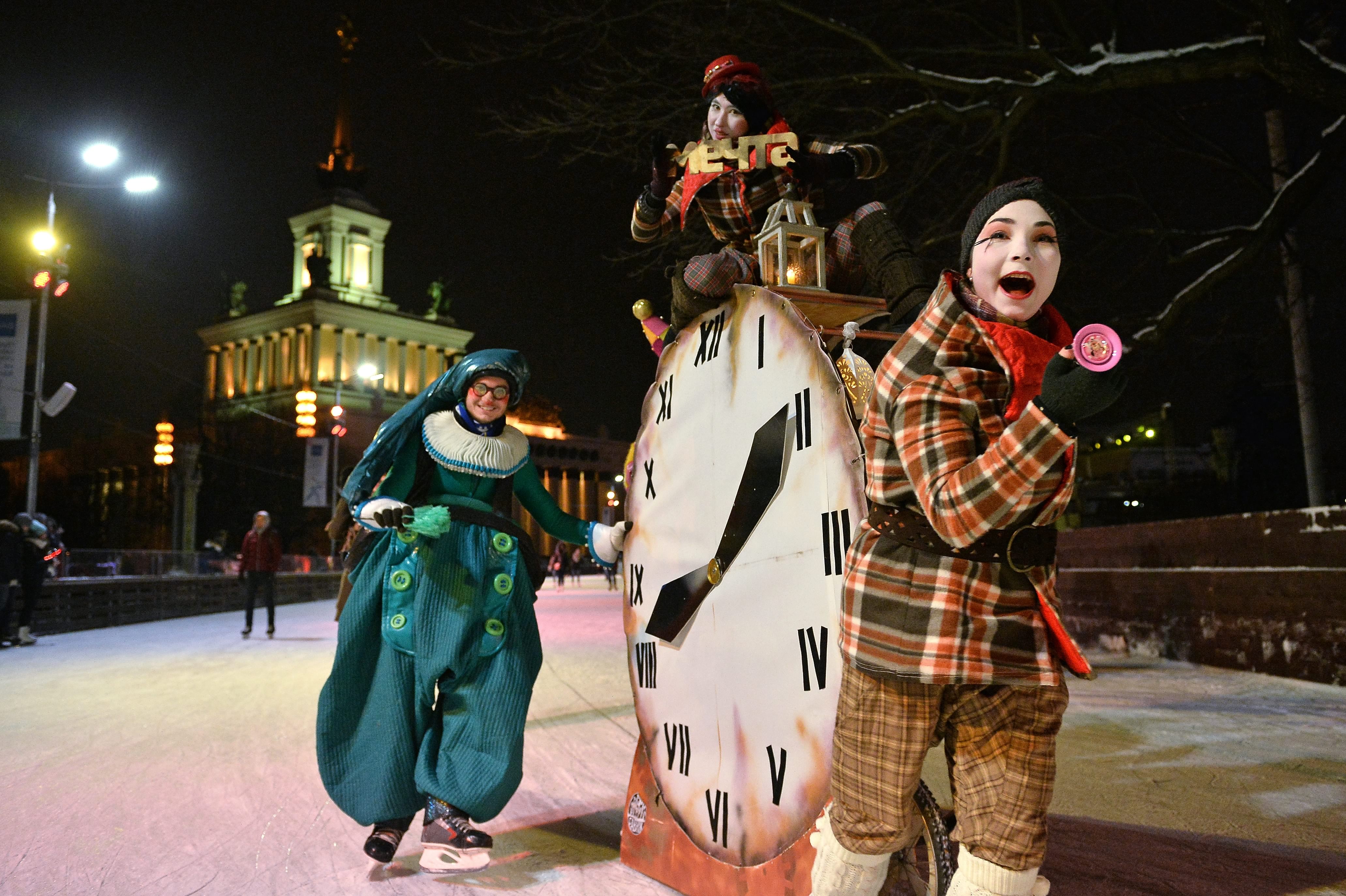 Участниците в театрализирания парад на цирковите акробати и барабанистите на откриването на най-голямата в Европа ледена пързалка на територията на изложбения комплекс ВДНХ в Москва.