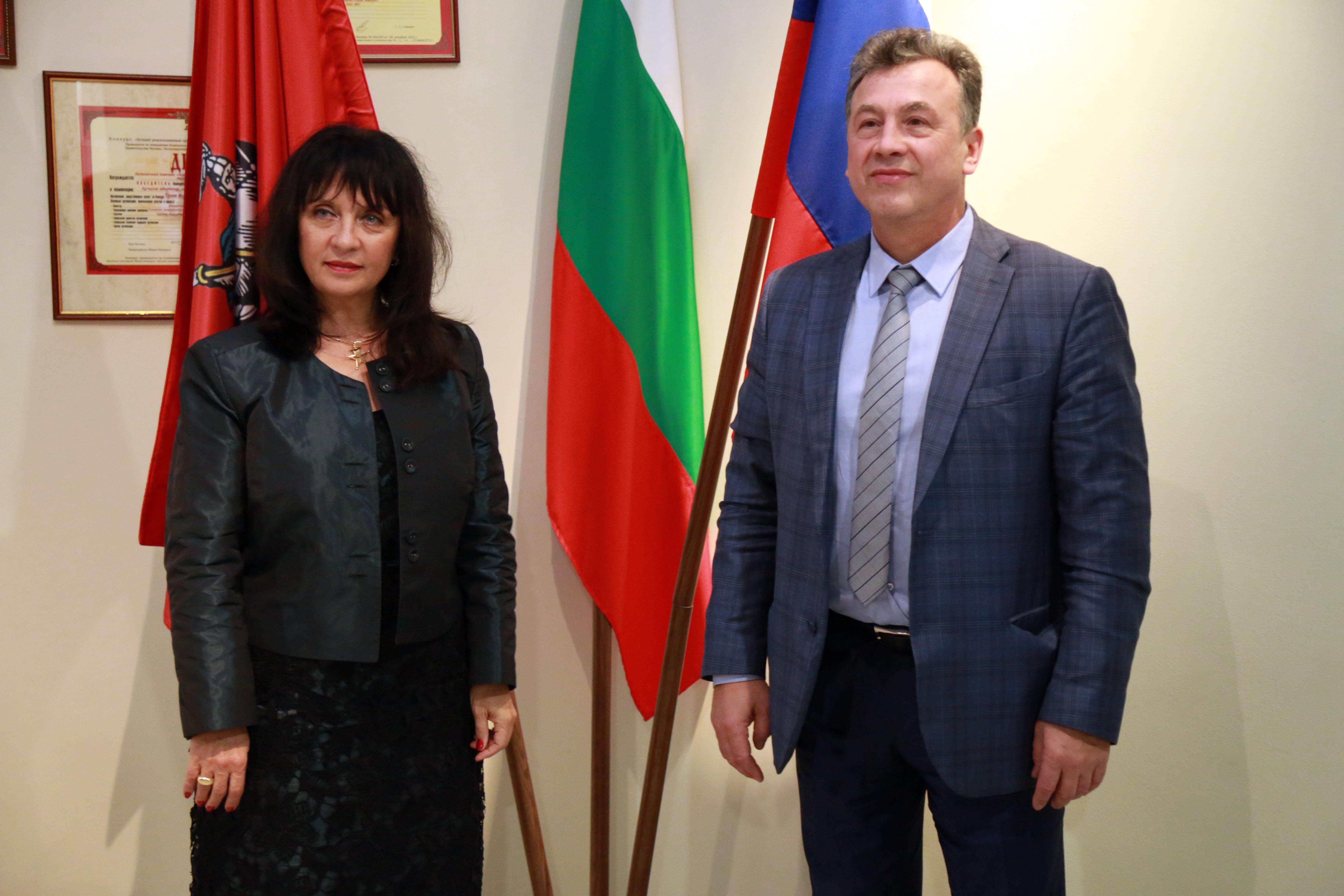 Българския зам. министър на образованието Ваня Кастрева  и руския й колега Венямин Каганов.
