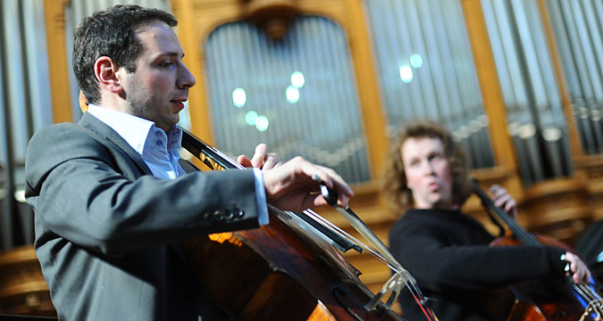 Boris Andrianov, a sinistra, e Denis Shapovalov durante un’esibizione.