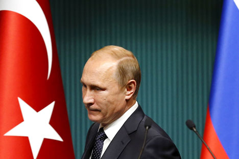 Presiden Rusia Vladimir Putin tiba di Istana Kepresidenan Ankara untuk menghadiri konferensi pers, Selasa (1/12). Putin menandatangani dekrit pemberian sanksi terhadap Turki, Sabtu (28/11), empat hari setelah Turki menembak jatuh pesawat tempur Rusia di dekat perbatasan Suriah-Turki.