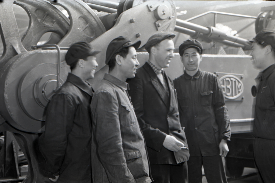 Съвместен китайско-съветски екип, който сглобява багери.
