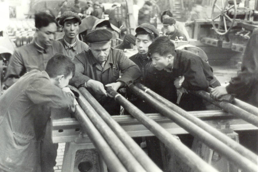 Съветски специалист обучава китайски работници да проверяват качеството на тръби в Аншан.