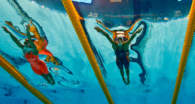 De gauche à droite : Micah Lawrence (États-Unis), Rikke Moller Pedersen (Danemark) et Kanako Watanabe (Japon) lors des Championnats du monde de natation 2015 à Kazan le 7 août 2015. 