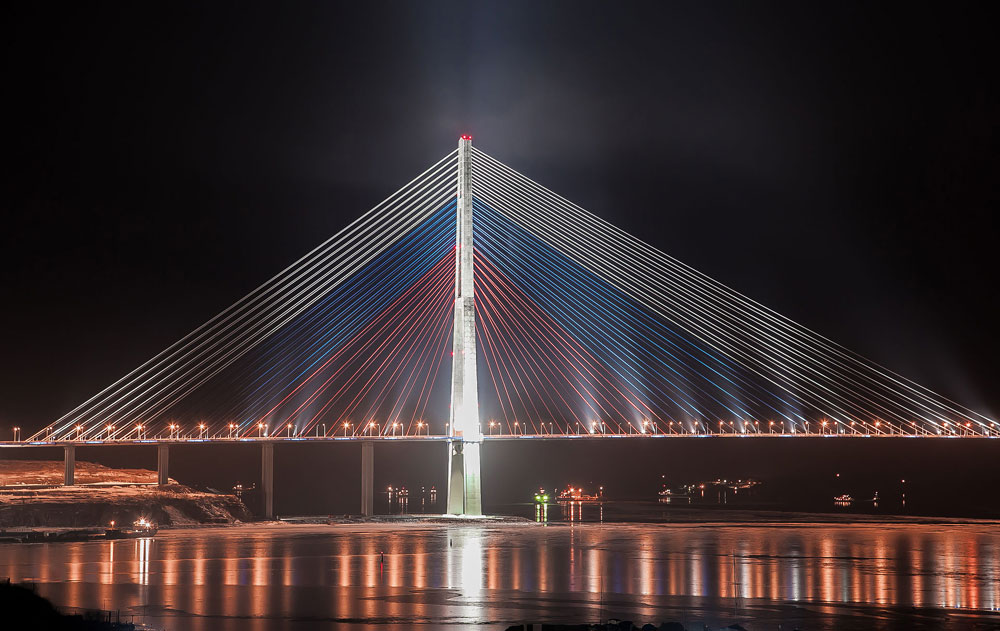 Most Ruski u Vladivostoku vjerojatno je jedan od najpoznatijih ruskih projekata u posljednjim godinama. Izgrađen je 2012. za samit Azijsko-pacifičke ekonomske suradnje, napravljen tako da simbolizira rusku moć u toj regiji. Most je koštao 1, 1 bilijuna američkih dolara. 