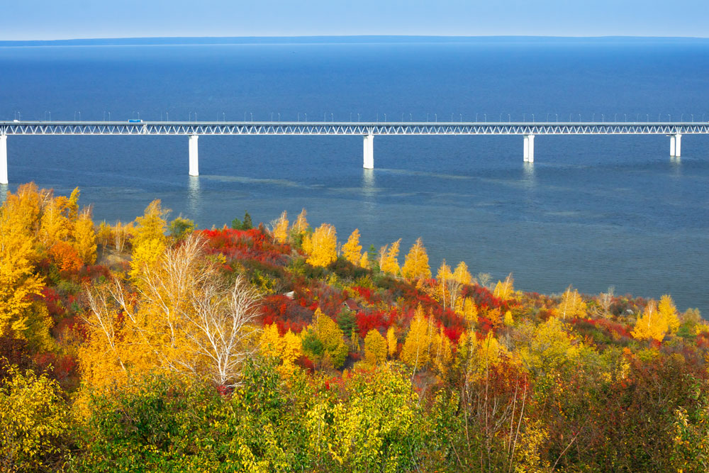 Президентският мост в гр. Уляновск на р. Волга е известен като един от най-проточилите се строителни проекти в Русия. След повече от 20 години в строеж той най-накрая е открит през 2009 г. Долното ниво на моста обаче все още не е готово.