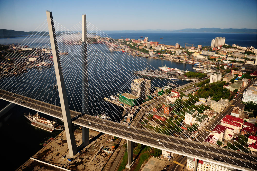 Златният мост също е построен за срещата на върха на АТИС. Това творение на Норман Фостър наистина се превърна в една от архитектурните забележителности на гр. Владивосток.