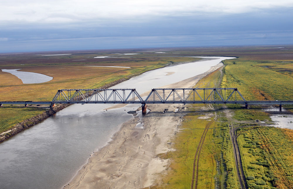 Мостът над Юрибей в Северен Сибир стърчи самотно в необятната тундра. Построен през 2009 г., той е неразделна част от железопътната линия на „Газпром“. Днес това е най-дългият мост в Полярния кръг.