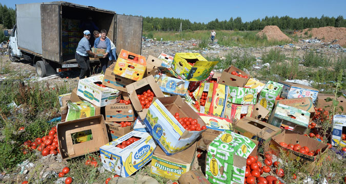 Los tomates confiscados en la frontera entre Rusia y Belarús son destruidos en el relleno sanitario cerca de Gúsino, región de Smolensk.