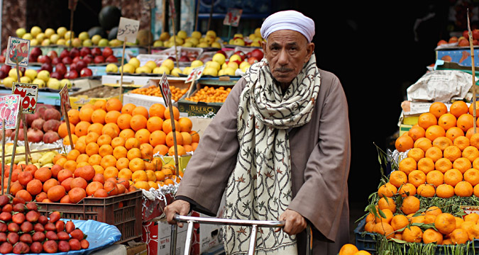 Un mercato al Cairo, in Egitto. Nei prossimi mesi i prodotti egiziani potrebbero finire sugli scaffali dei supermercati russi, al posto della frutta e della verdura proveniente dalla Turchia.