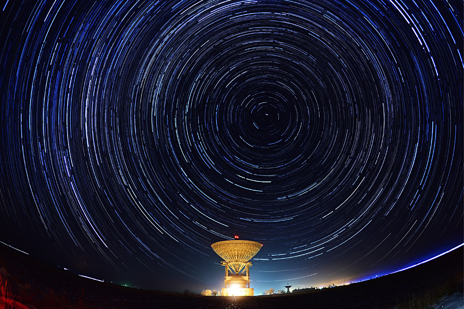 Метеорскиот дожд Геминиди во Приморскиот крај, Русија, 14 декември, 2015. Meteors streak across the night sky over the Galenki RT-70 radio telescope at a Kvant-D command and measurement complex which is part of the Titov Main Space Test Centre.