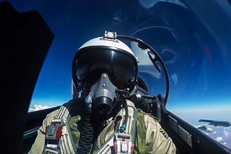 Seorang pilot Pasukan Kedirgantaraan Rusia dalam sebuah misi tempur di Suriah.