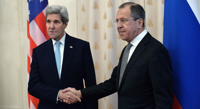 Il ministro russo degli Esteri Sergej Lavrov, a destra, insieme al Segretario di Stato americano John Kerry 