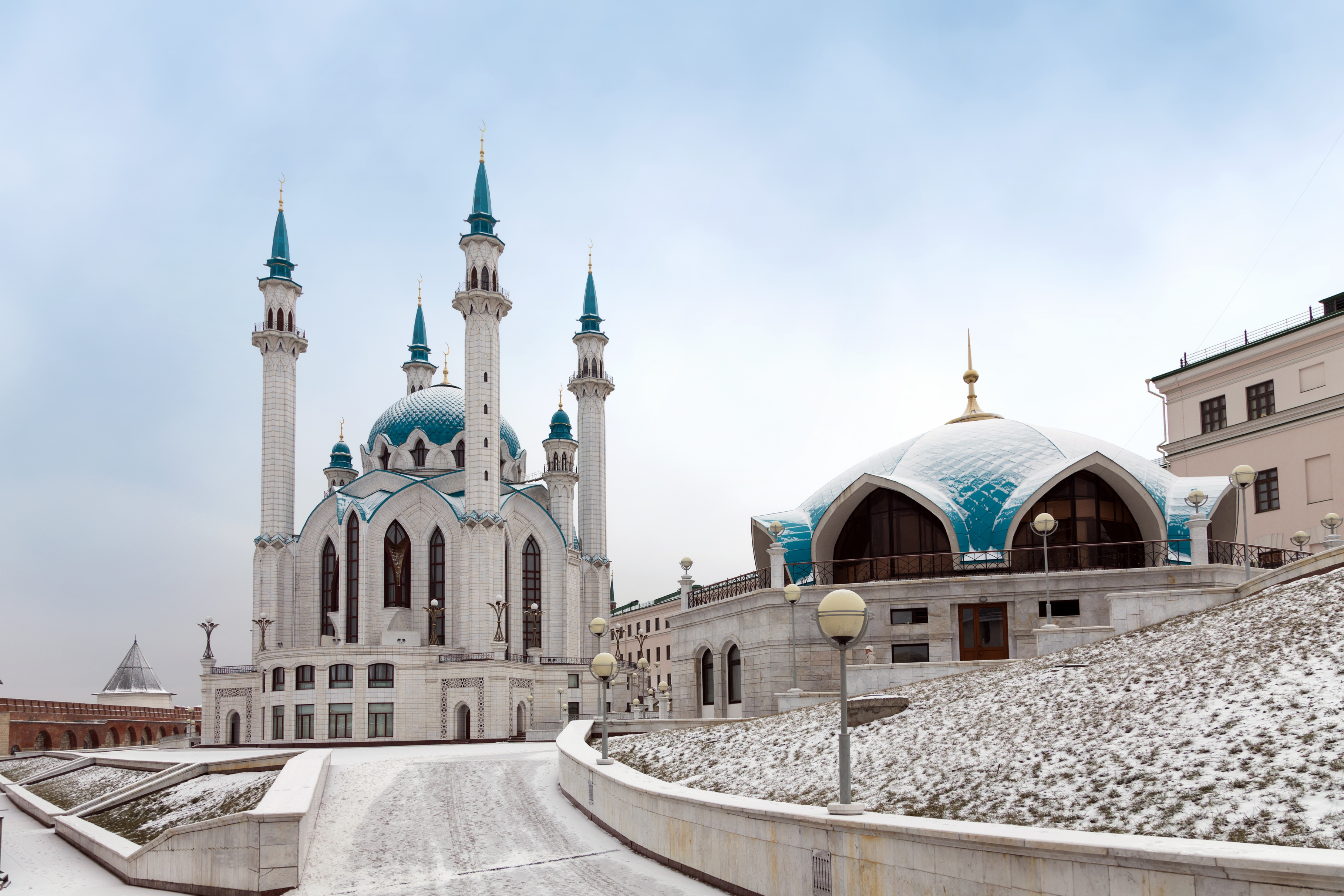 Masjid Kul Sharif di Kazan dibangun di lokasi kuil menara masjid legendaris, yang dihancurkan oleh Ivan Grozny selama kampanye militernya pada 1547 – 1552. Masjid dengan enam menara setinggi 55 meter ini merupakan bagian dari Kompleks Arsitektur dan Sejarah Kremlin Kazan, yang dinobatkan sebagai Situs Warisan Dunia pada 2000.