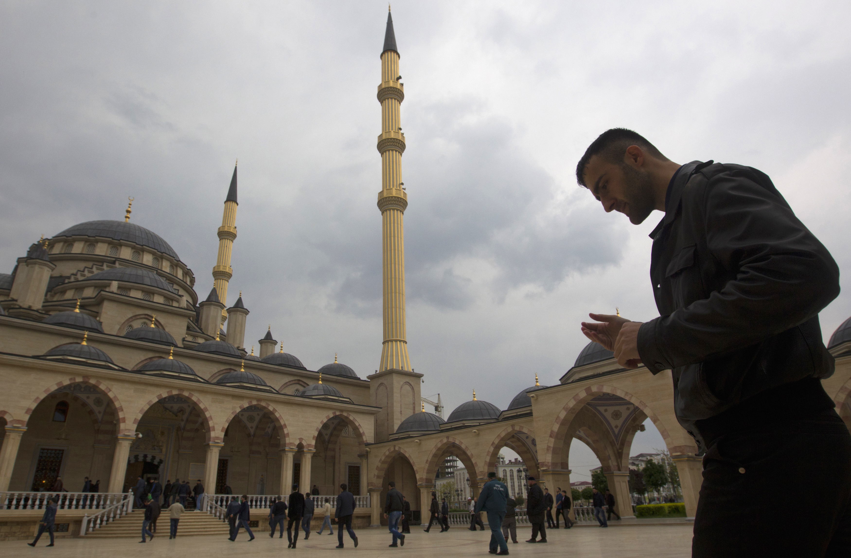 10. Единствената джамия в Русия с видео стрийминг на живо (24/7 онлайн излъчване). Джамията „Сърцето на Чечения“, кръстена на първия президент на Чеченската република Ахмат Кадиров, е построена в турски стил и наподобява „Синята джамия“ в Истанбул. „Сърцето на Чечня“ е оборудвана и с уеб камери, поставени пред джамията, които предават на живо 24 часа в денонощието.