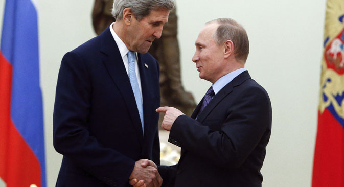 Presiden Rusia Vladimir Putin (kanan) berbicara dengan Menteri Luar Negeri AS John Kerry menjelang pertemuan di Kremlin di Moskow, Rusia, (15/12). Kerry mengatakan, ia ingin memanfaatkan kunjungan ke Moskow pada hari Selasa untuk membuat "progres nyata" dalam mengecilkan perbedaan dengan Presiden Rusia Vladimir Putin terkait cara mengakhiri konflik di Suriah.