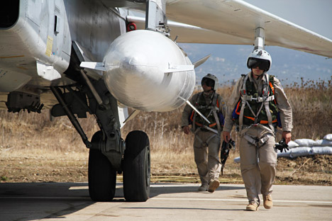 Руски пилоти до авион Су-24 во базата Хмејмим во Сирија.