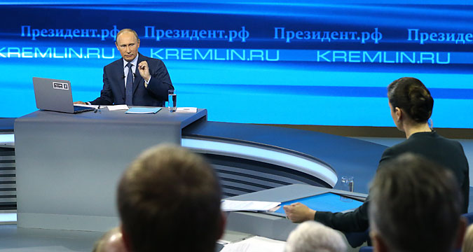 Il Presidente russo Vladimir Putin risponde alle domande dei giornalisti.
