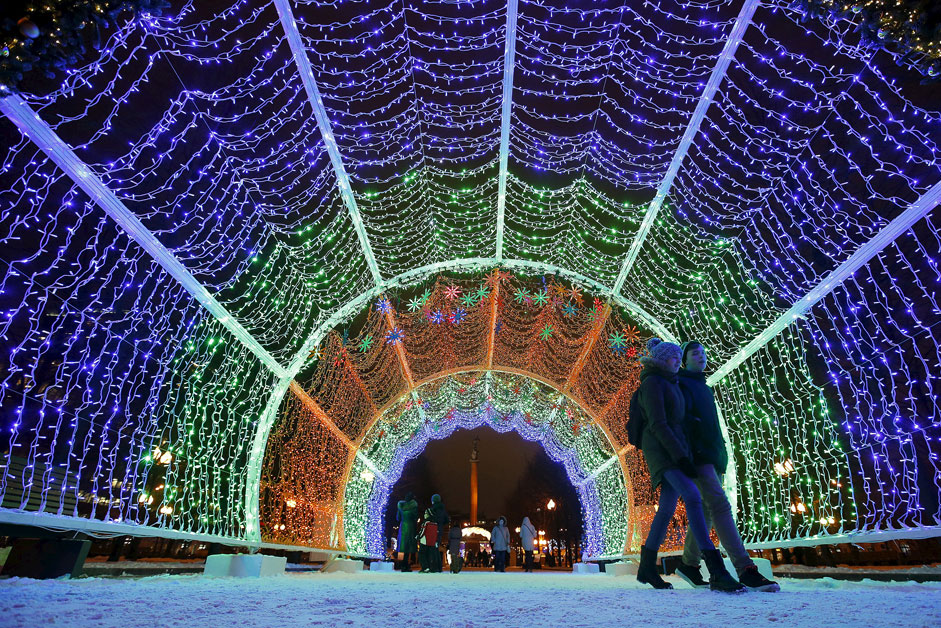 Una coppia passeggia nel centro di Mosca, illuminata a festa per le celebrazioni natalizie.