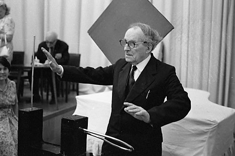 Lev Termên tocando o instrumento musical elétrico que inventou.