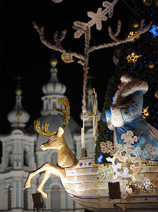 　新年はロシア中にあっという間に広まる。ファーザー・フロスト (ジェド・マロース、ロシア版のサンタ) はすでにロシアの「北の首都」サンクトペテルブルクに来ている。