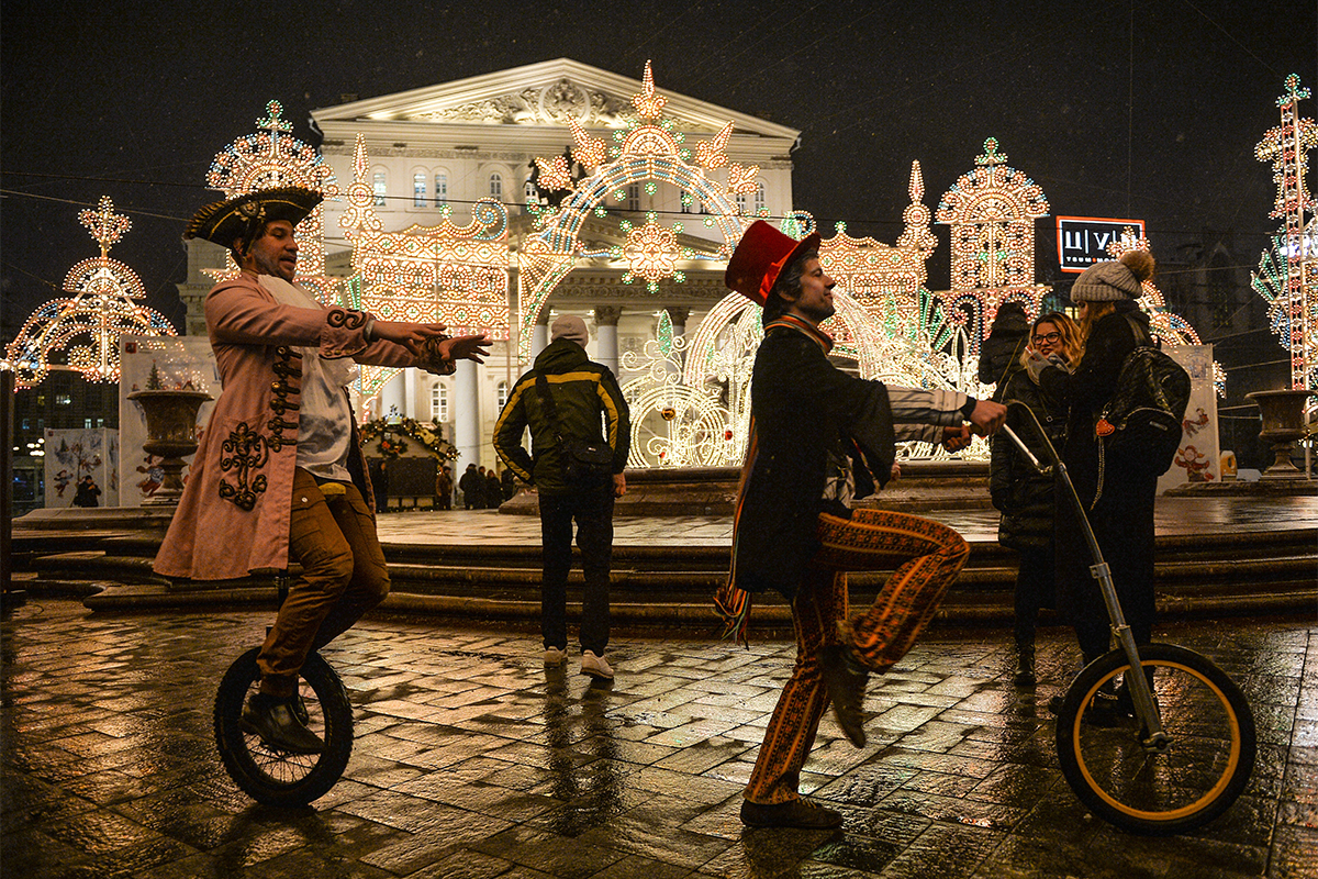 　イタリア人の、光を使ったインスタレーションの芸術家、ヴァレリオ・フェスティによる作品「冠」が、ボリショイ劇場前のテアトラルナヤ広場のクリスマス・光の祭典の一環として除幕された。