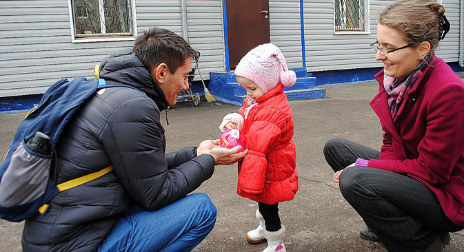 Julia und Alik Bejssenow, ein russischsprachiges Paar aus Deutschland mit drei leiblichen Kindern, haben Elja adoptiert.