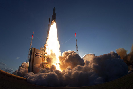 Lancement d'une fusée portant deux satellites, Eutelsat 25B/ Es’hail1 (France/Qatar) et GSAT-7 (Inde), depuis le cosmodrome de Kourou le 30 août 2013. 