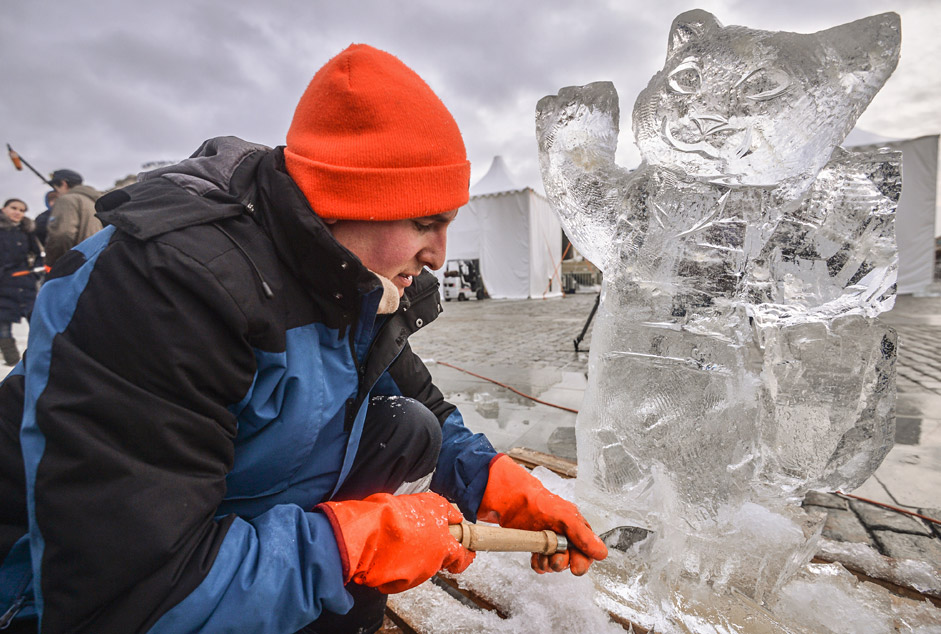 Учесници во мастер-клас за изработка на скулптури од мраз во „Паркот на Победата“ во Москва. 21 декември 2015. 