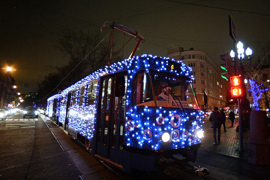 Новогодишен трамвај со ЛЕД-светилки кружи во Москва на линијата број 39, од булеварот „Чистопрудни“ до метро станицата „Универзитет“.