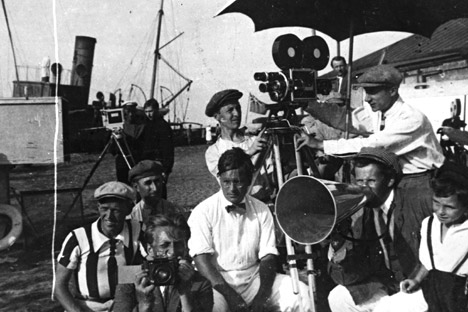 Serguéi Eisenstein (1898 - 1948) rodando 'El acorazado Potemkin' con directores de fotografía Vladímir Popov y Eduard Tisse (1897 - 1961) y actor Grigori Aleksándrov (1903 - 1983), 1925. 