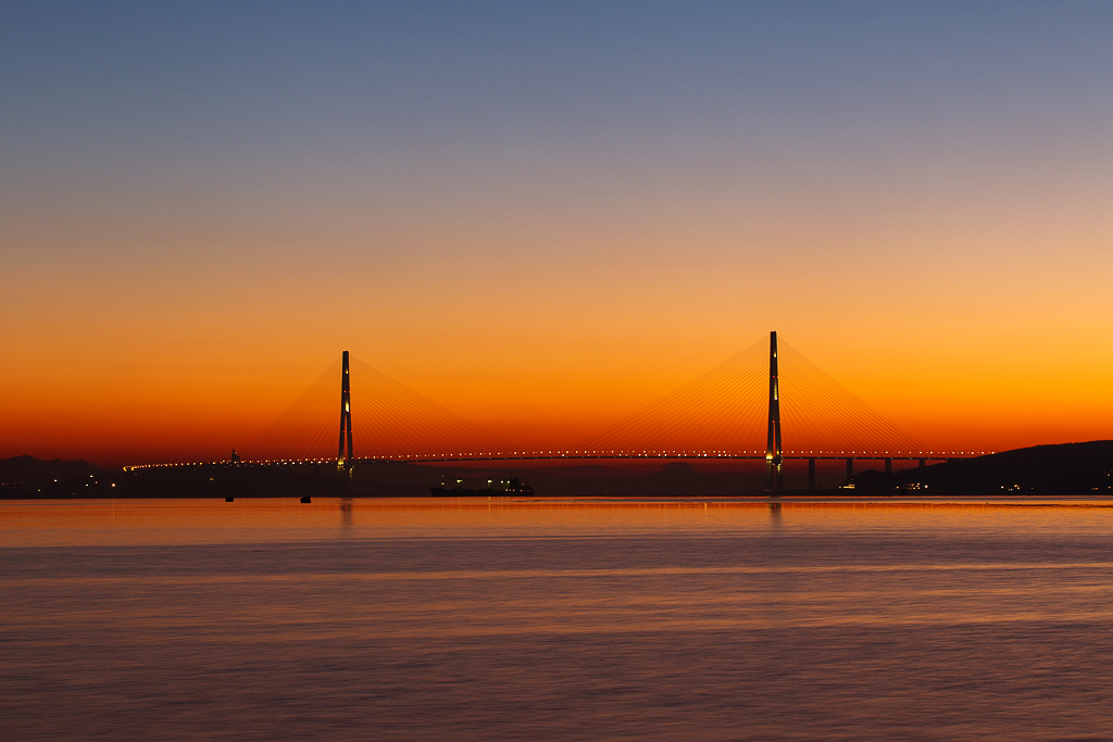 Le pont au-dessus du détroit du Bosphore oriental. Culminant à 324 mètres de hauteur, il relie la presqu’île de Nazimov à l’isthme Novosilsky sur l’île Rousski. La construction du pont fut lancée en 2008 et achevée à temps pour le sommet de l’APEC en 2012.  