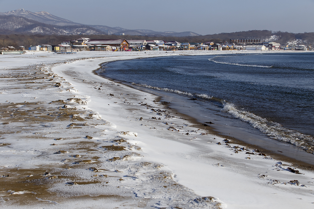 La baie Lazournaïa se situe sur le golfe Oussouriïsk, en mer du Japon. Elle compte trois kilomètres de côtes, abritant pensionnats et centres de loisirs.