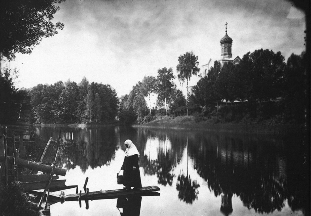 Le couvent Serafimo-Ponetaïevski. Vue de l’église et du lac voisins.