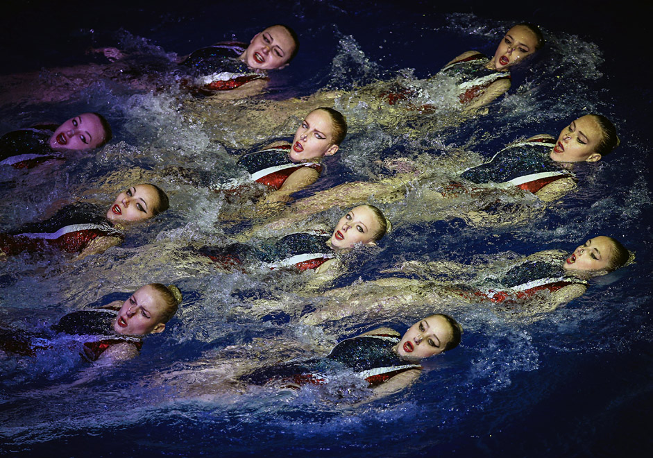 Членките на московскиот тим за синхронизирано пливање настапуваат во текот на Шоуто на олимписки шампиони во синхронизирано пливање во Олимпискиот спортски комплекс. 24 декември 2015, Москва, Русија. 