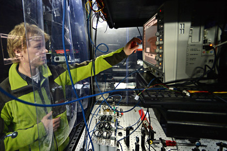 Raziskovalni inženir v laboratoriju za kvantno optiko v tehnološkem parku Skolkovo, Moskva.