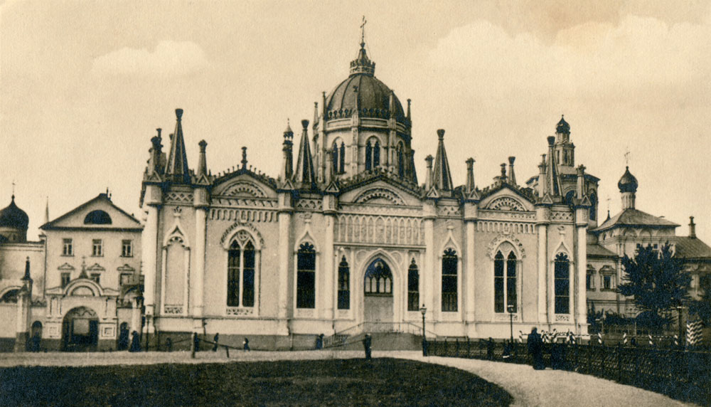 Геније из Санкт Петербурга своју каријеру је заправо почео у Москви. Његова црква свете Катарине у Вазнесењском манастиру у Кремљу представљала је изванредан пример псеудоготске архитектуре. Ипак, једино Росијево московско здање није сачувано – бољшевици су цркву срушили 1929. године.