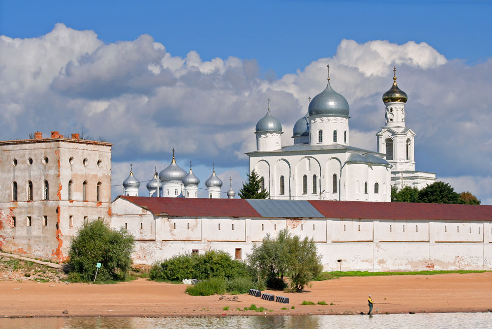 Роси дори се пробва в традиционната кръстово-куполна архитектура. Той конструира камбанарията на Юриевия манастир във Велики Новгород, един от най-старите в Русия, датиращ от XI век.