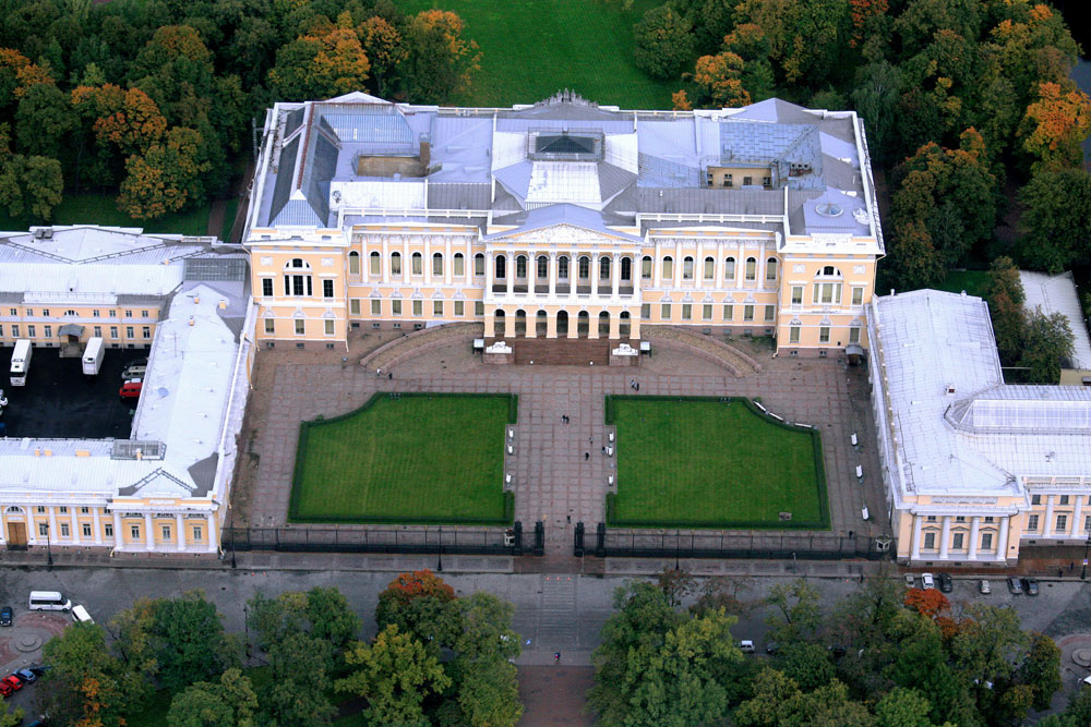 Друго Росијево ремек-дело, Михајловски дворац, прави је драгуљ империјалног стила. Архитекта је, поред палате, пројектовао и унутрашњу башту, трг испред здања и две оближње улице. Од краја 19. века зграда се налази у власништву државе и у њој је смештен Руски музеј.